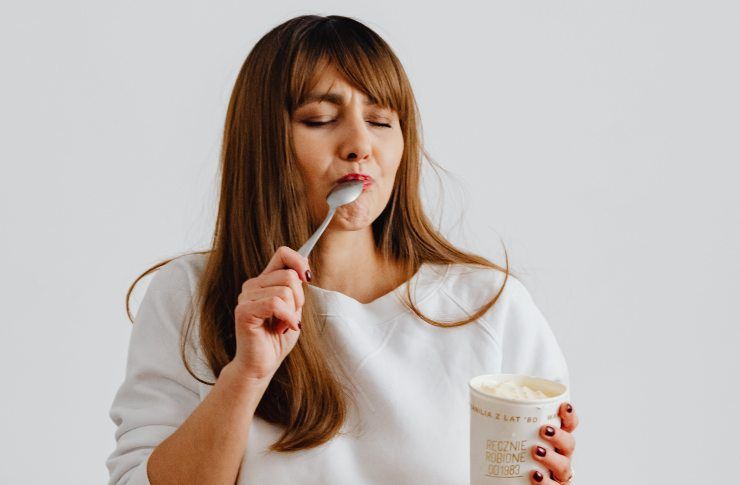 Una donna che mangia il gelato