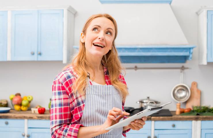 Una donna in cucina