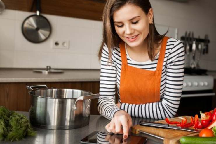 Una donna in cucina