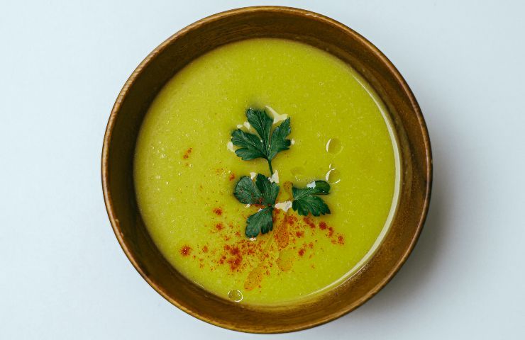 Vellutata con spinaci, cicoria, finocchi e curcuma