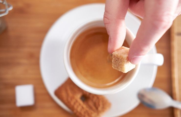 Zollette di zucchero nel caffè