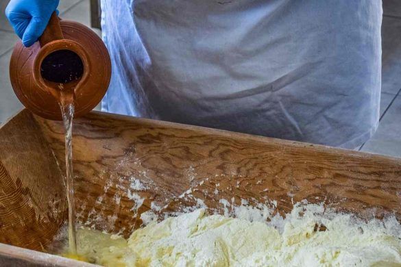 Aggiungere acqua nell'impasto della pizza