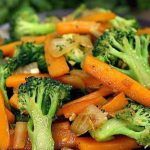 Broccoli e carote saltati in padella