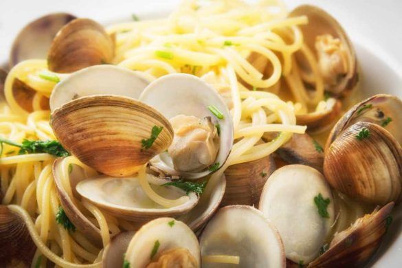 Gli spaghetti alle vongole fujute