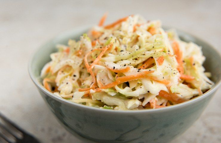 Insalata con cavolo carote e mele