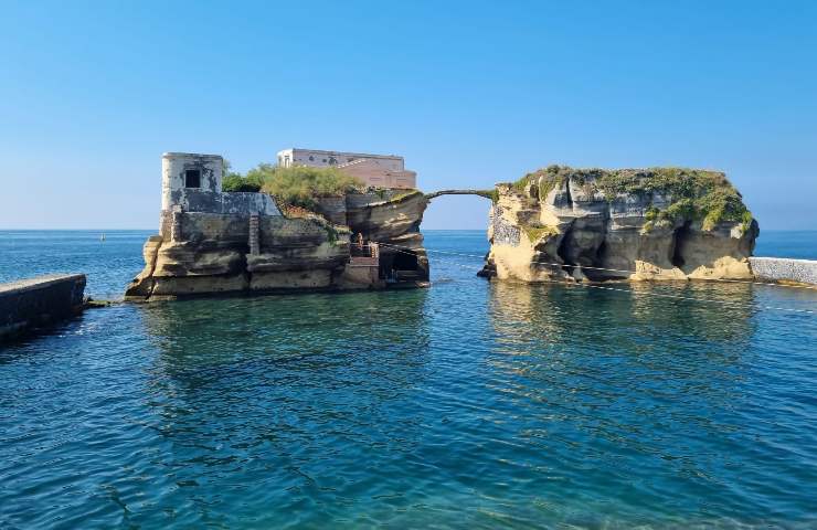 Isola maledetta di Napoli