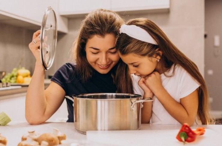 Mamma e figlia in cucina