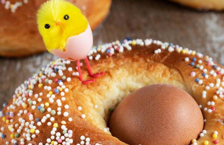 Mona de Pascua decorata con un pulcino