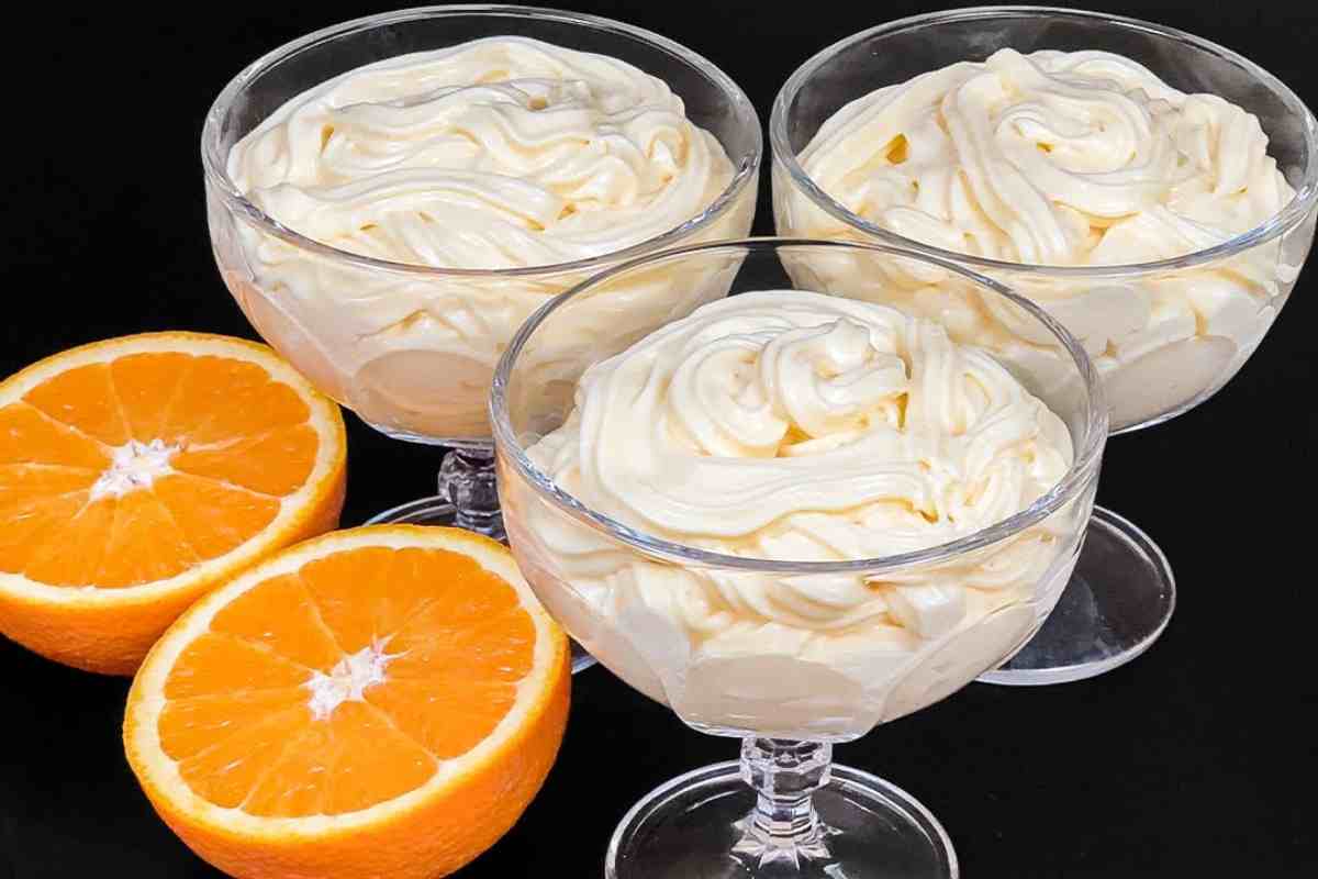 Dessert di mousse all'arancia