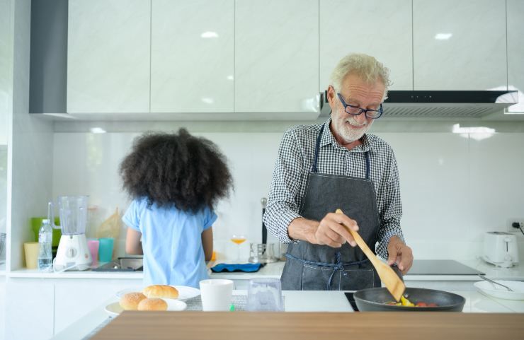 Nonno in cucina