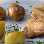 Pesce fritto in padella con patate