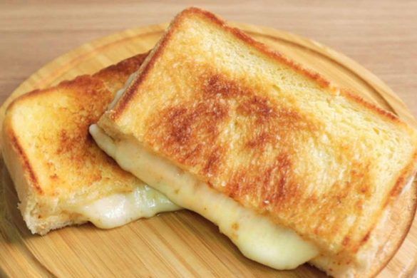 Sandwich al formaggio grigliato