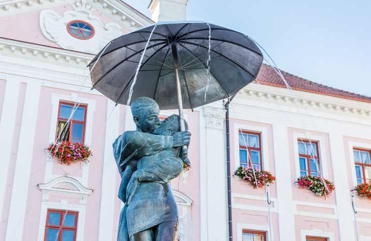 Statua del bacio a Tartu