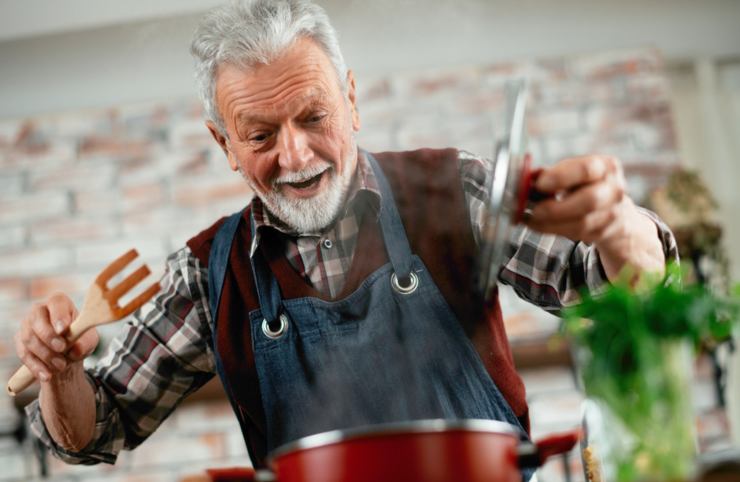 Un uomo anziano in cucina