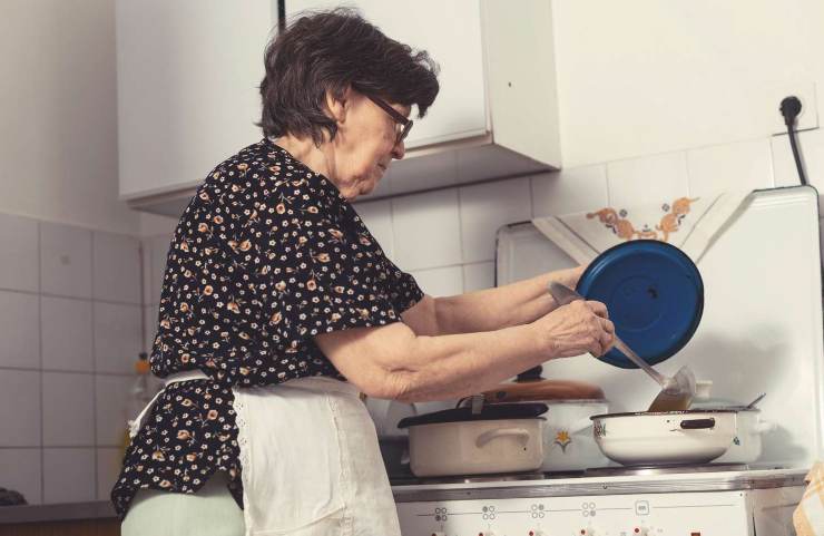 Una donna che cucina