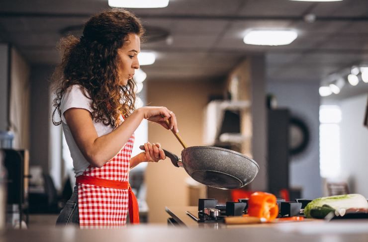 Una donna che cucina