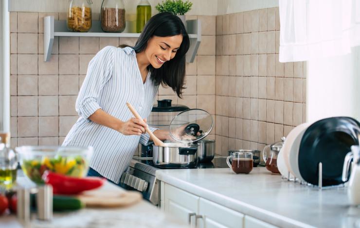 Una donna che cucina