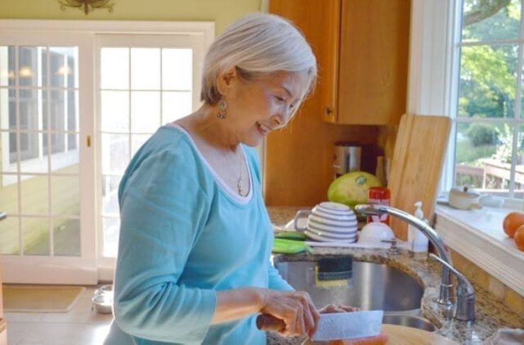 Una donna che cucina