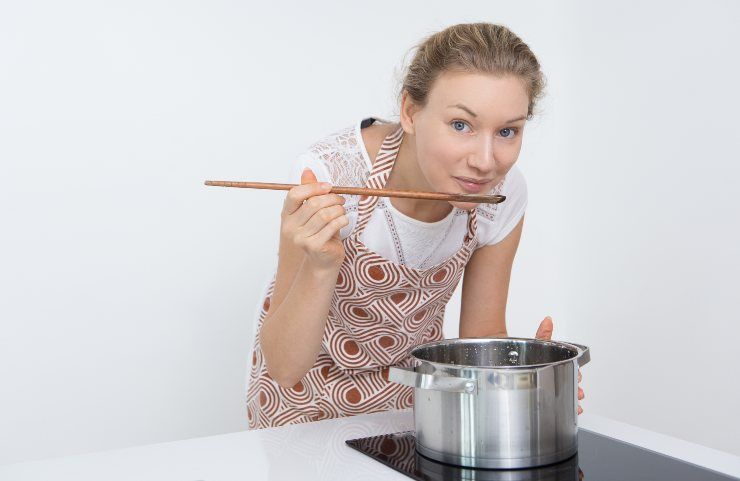 Una donna che cucina