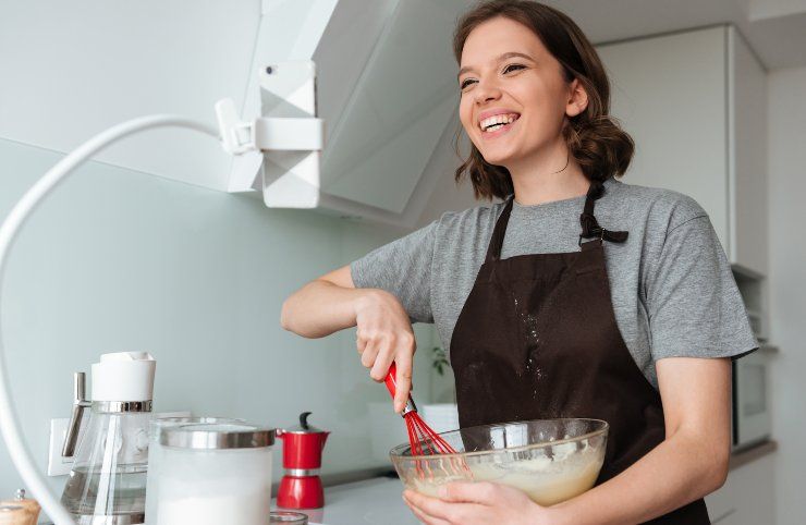 Una donna che cucina