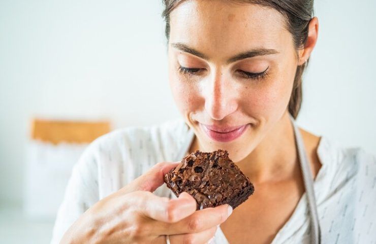 Una donna che mangia il brownie