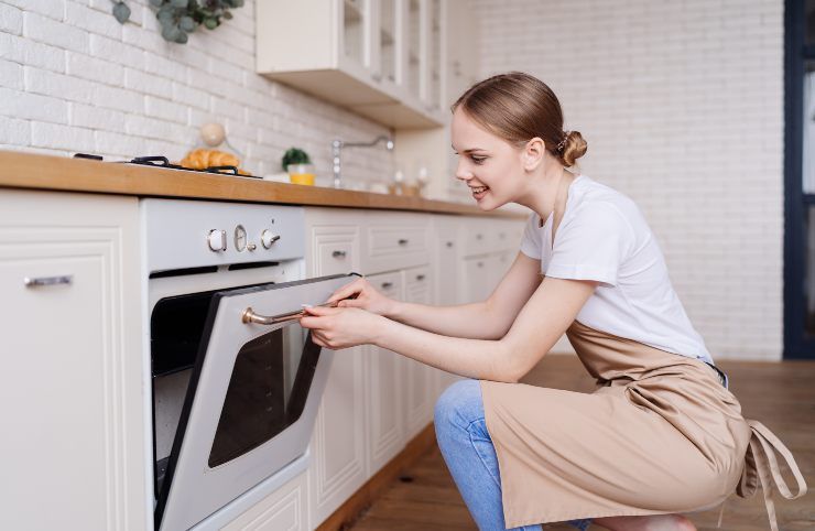 Una donna che usa il forno