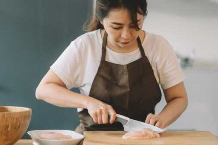 Una donna in cucina