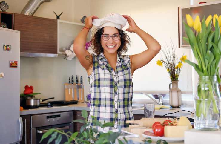 Una donna in cucina