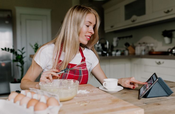 Una donna in cucina