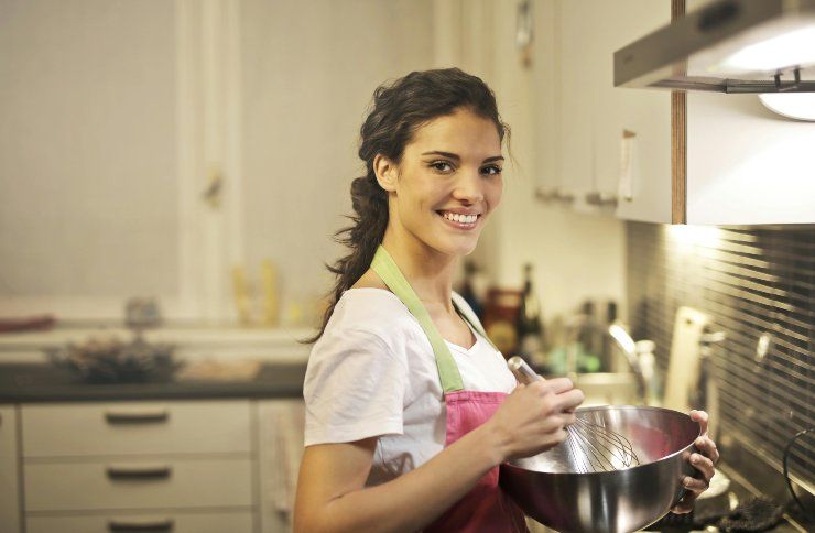 Una donna in cucina