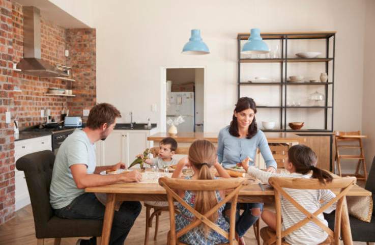 Una famiglia a cena