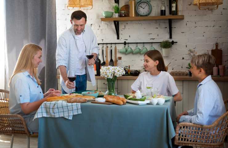 Una famiglia seduta a tavola