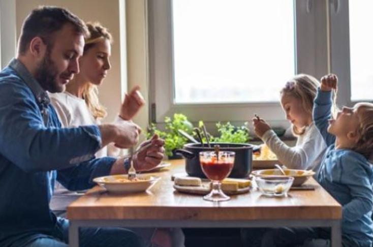 Una famiglia seduta a tavola