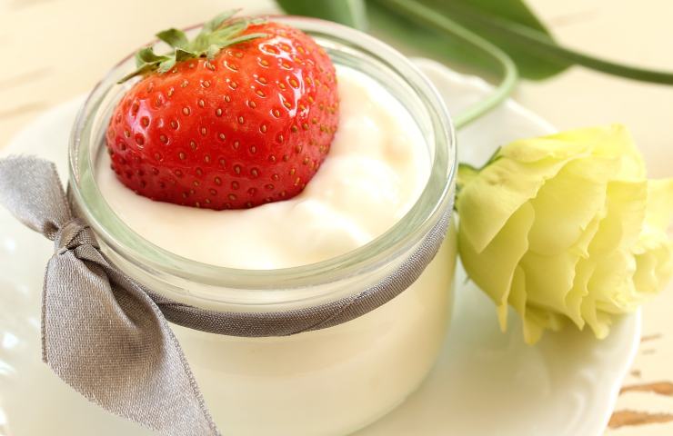 Yogurt normale con frutta