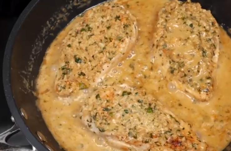 Appetitoso petto di pollo in padella