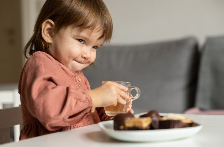 Bambina con un dolce