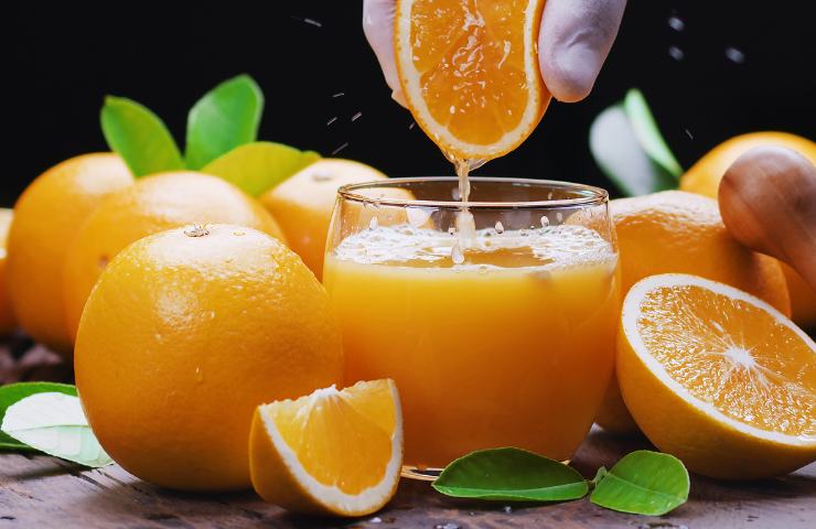 Bere una spremuta d'arancia a colazione