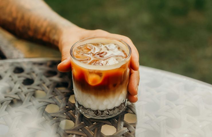 Caffè freddo con ghiaccio e latte