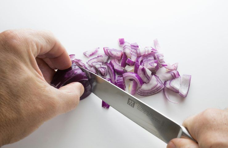 Tagliare la cipolla con coltello affilato