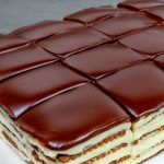 Dolce alla panna e cioccolato