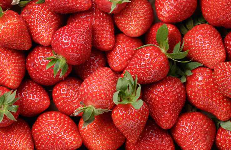 Dolce fragole panna e pasta sfoglia