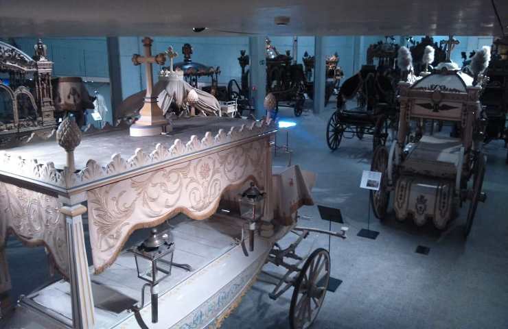 I carri bianchi del Museo dei Carri Funebri di Barcellona