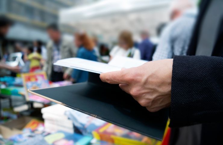 Leggere un libro alla festa di Sant Jordi