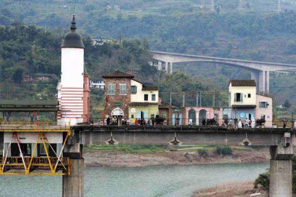 Linshi, la città sospesa sul fiume Yangtze