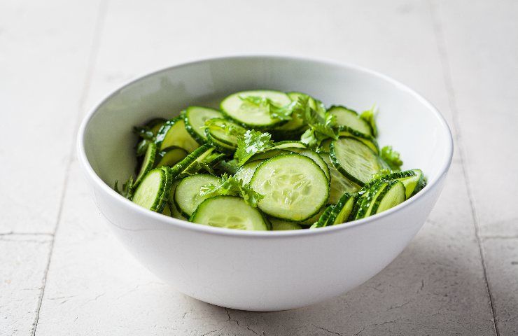 Mangiare un'insalata di cetrioli