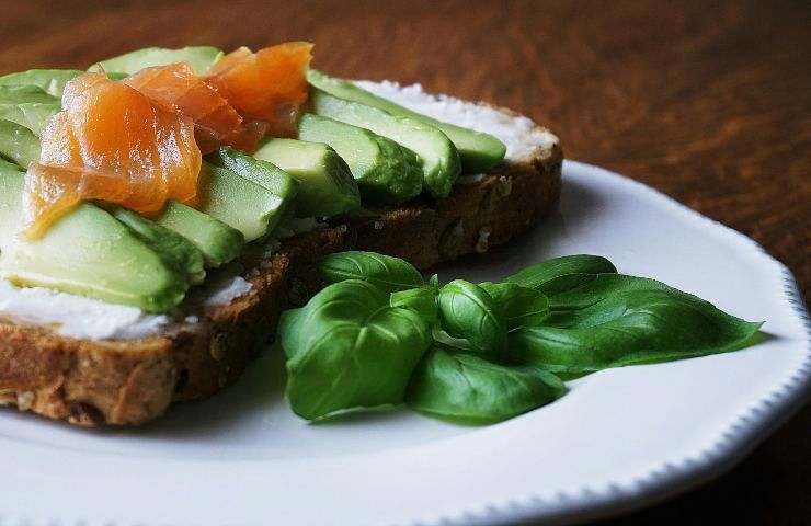 Pane con avocado e salmone