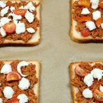 Pane tostato con carne, pomodorini e mozzarella