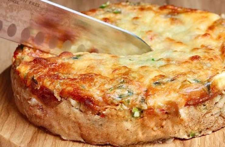 Torta salata con peperoni e formaggio