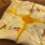 Tortilla con wurstel e formaggio