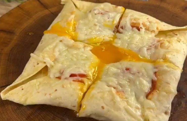 Tortilla con wurstel e formaggio